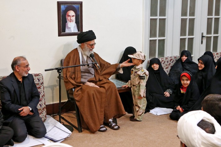 لقاء الإمام الخامنئي بعدد من عوائل شهداء الحرب ضد التكفيريين