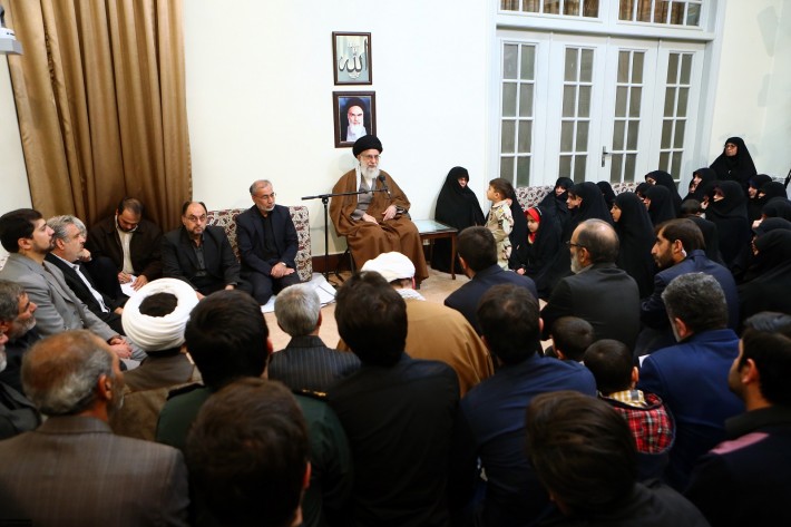 لقاء الإمام الخامنئي بعدد من عوائل شهداء الحرب ضد التكفيريين