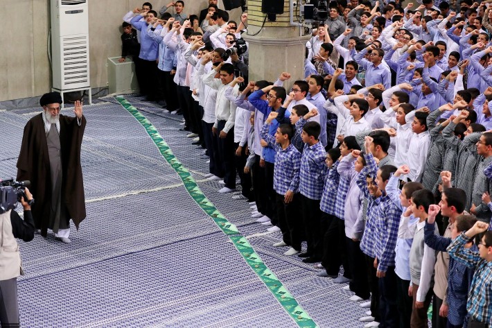 إقامة حفل تكليف لتلامذة مدينة طهران بحضور الإمام الخامنئي