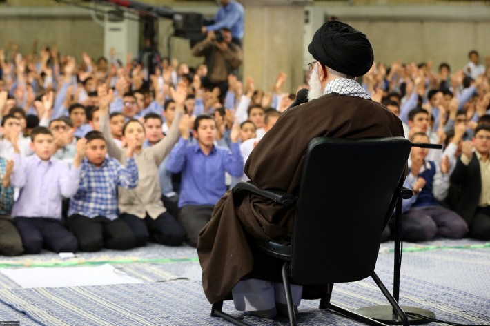 إقامة حفل تكليف لتلامذة مدينة طهران بحضور الإمام الخامنئي