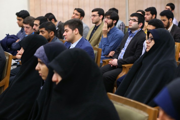 لقاء الإمام الخامنئي بجمع من طلاب جامعة شريف الصناعية(البوم)
