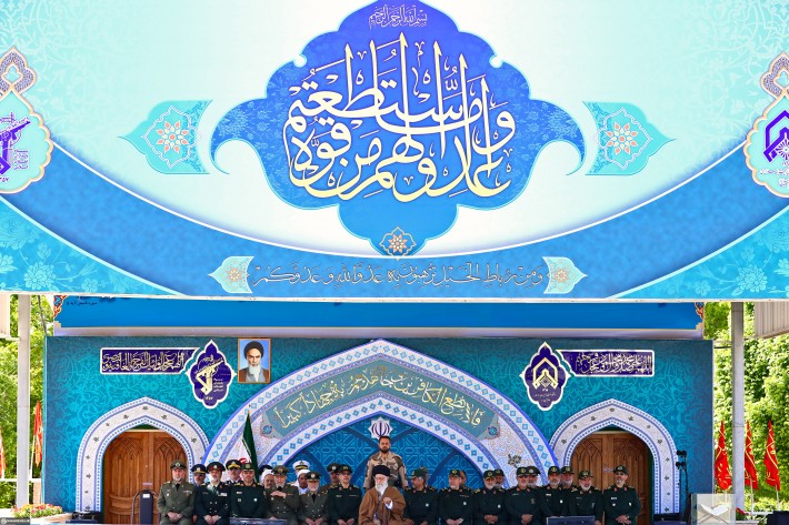 تخريج دفعة من الضباط في جامعة الإمام الحسين بحضور الإمام الخامنئي