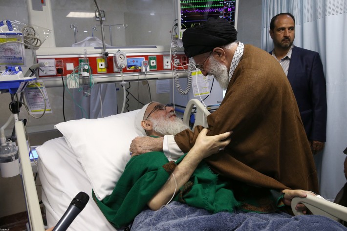 عادَ الإمام الخامنئي صباح اليوم آية الله هاشمي الشاهرودي في إحدى مستشفيات طهران.