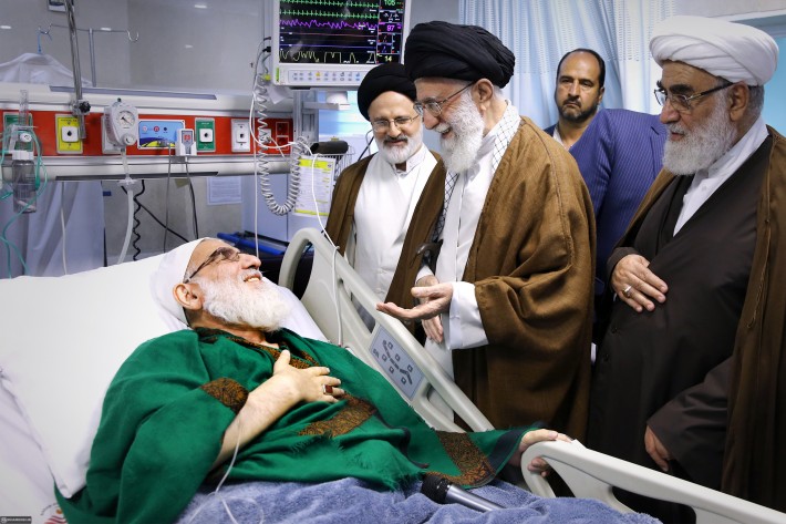 عادَ الإمام الخامنئي صباح اليوم آية الله هاشمي الشاهرودي في إحدى مستشفيات طهران.