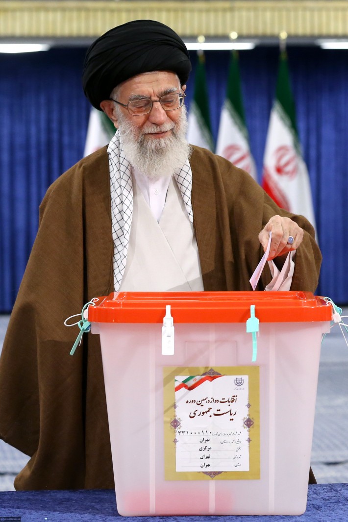 مشاركة الإمام الخامنئي في انتخابات رئاسة الجمهورية والمجالس البلدية