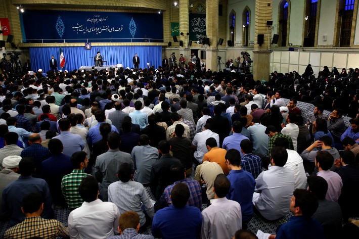 الإمام الخامنئي يلتقي بحشد من الطلاب الجامعات