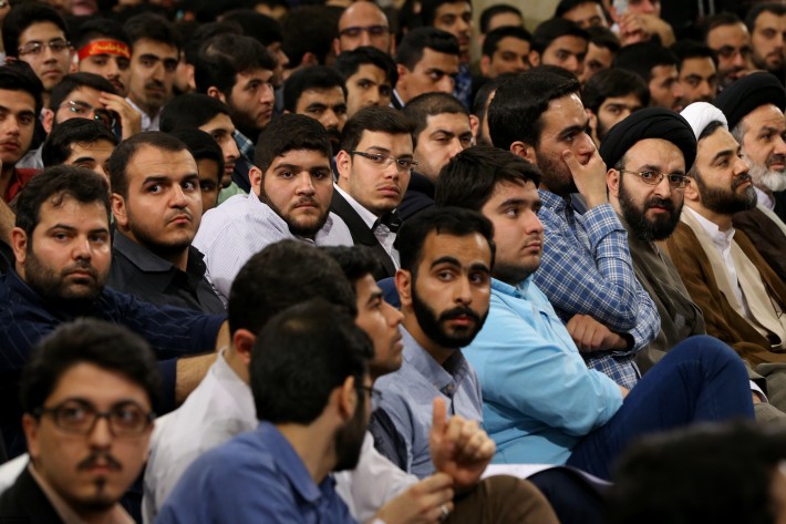 الإمام الخامنئي يلتقي بحشد من الطلاب الجامعات