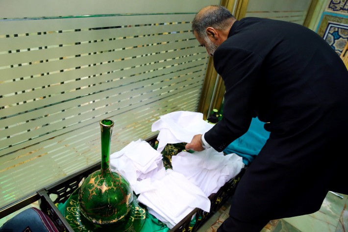 مراسم إزالة الغبار عن ضريح الإمام الرضا (عليه السلام) بمشاركة الإمام الخامنئي