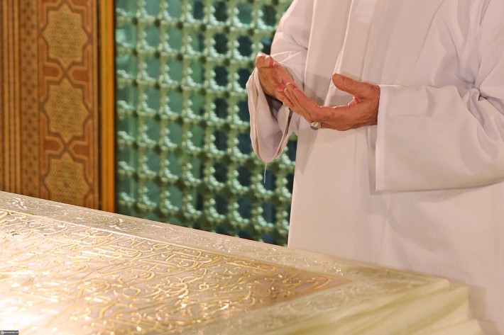 مراسم إزالة الغبار عن ضريح الإمام الرضا (عليه السلام) بمشاركة الإمام الخامنئي