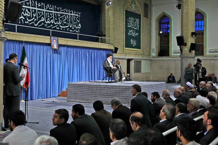 الإمام الخامنئي يلتقي القائمين على شؤون الحج في الجمهورية الإسلامية