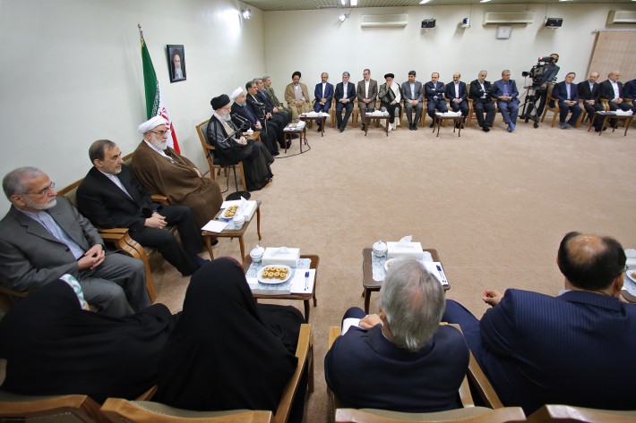 لقاء الإمام الخامنئي برئيس الجمهورية وأعضاء مجلس الوزراء بمناسبة أسبوع الحكومة
