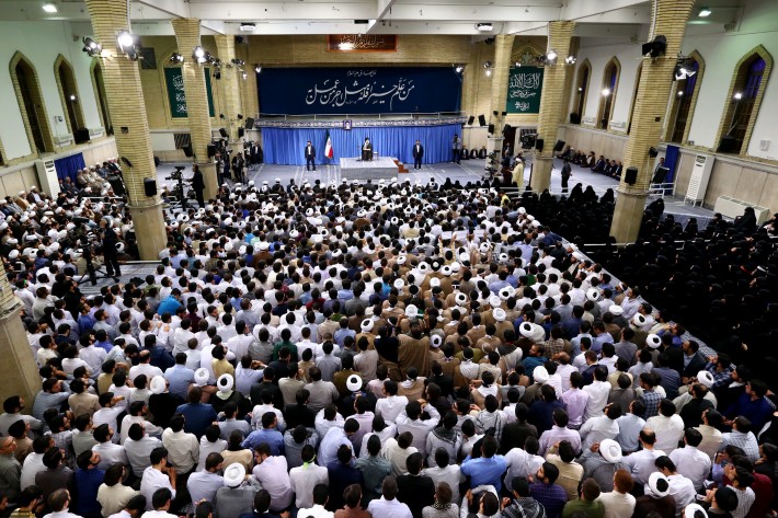لقاء طلاب الحوزات العلمية في محافظة طهران بالإمام الخامنئي(البوم)