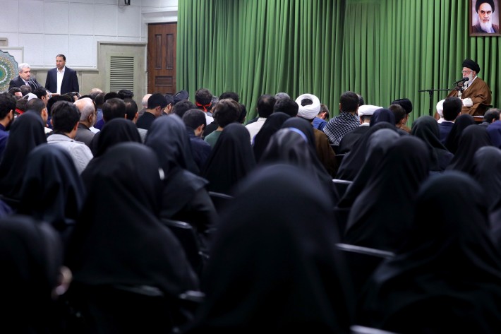 لقاء الإمام الخامنئي بالطلاب الجامعيين النخبويين و الفائزين في الأولمبيادات العلمية