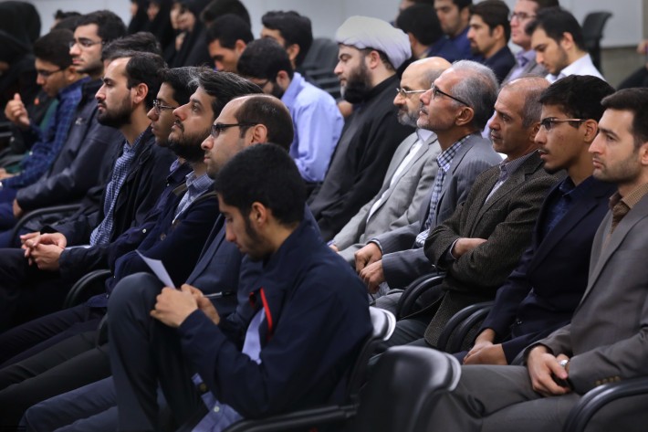 لقاء الإمام الخامنئي بالطلاب الجامعيين النخبويين و الفائزين في الأولمبيادات العلمية