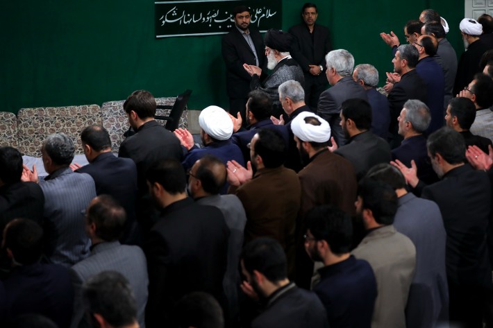 حشود طلابية كبيرة تشارك في مراسم الأربعين في حسينية الإمام الخميني (ره)