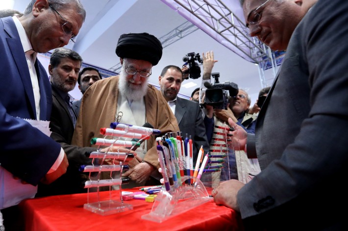 جولة للإمام الخامنئي في معرض المنتجات الإيرانية