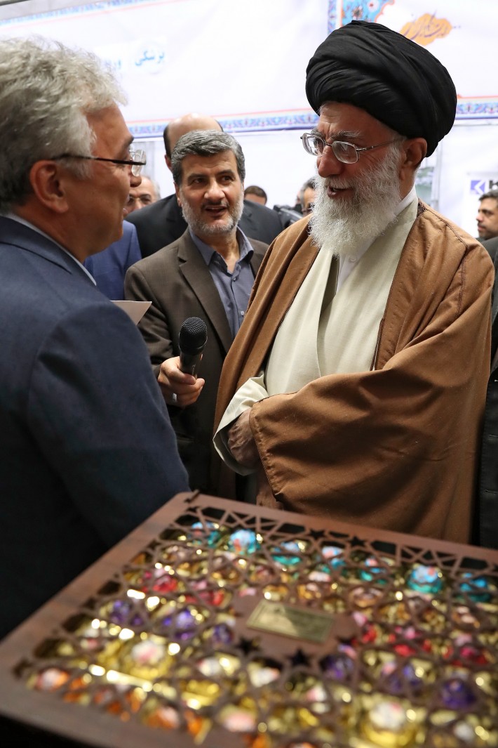 جولة للإمام الخامنئي في معرض المنتجات الإيرانية