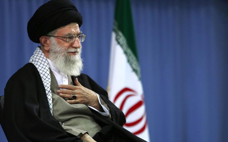 الإمام الخامنئي: يقدم الإيراني المؤمن روحه رخصية في سبيل الله بغية إنقاذ أرواح أخوته