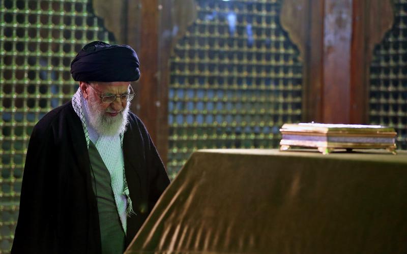 قائد الثورة الإسلامية يزور ضريح الإمام الخميني وروضة الشهداء في جنة الزهراء