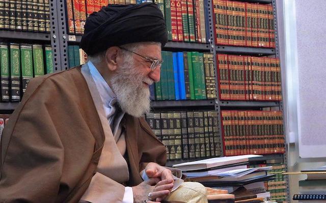 إهداء الإمام الخامنئي ١١٥ نسخة كتاب لمكتبة مسجد أبوذر في طهران