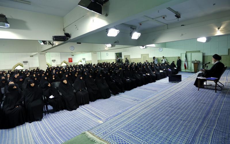 خطاب الإمام الخامنئي في حشد من السيدات في الحوزات والجامعات