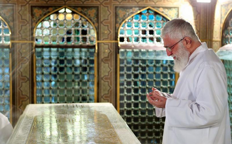 ما هي الآداب التي يوصي الإمام الخامنئي بمراعاتها خلال زيارة الأئمة المعصومين؟
