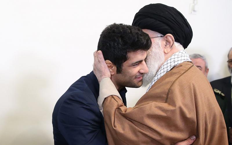 الإمام الخامنئي يُهدي خاتمه للبطل الإيراني الذي رفض مواجهة مصارع صهيوني