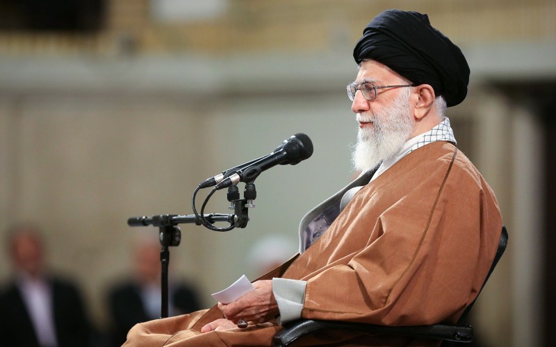 العدوّ يشن اليوم هجمات في السياسة والاقتصاد وينبغي على الشعب الإيراني تشكيل اصطفافات مناسبة لمواجهتها