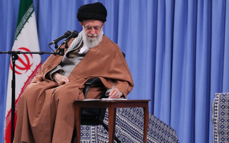 بيان تعزية الإمام الخامنئي إثر رحيل شقيقة الرئيس روحاني