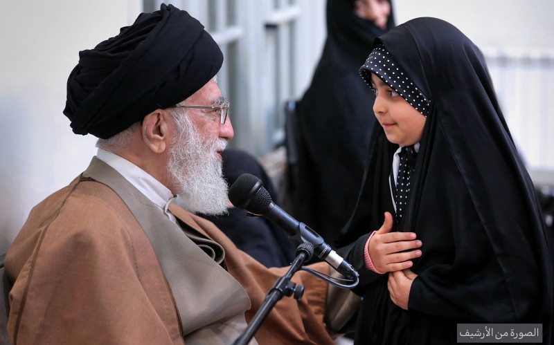 ردّ الإمام الخامنئي على رسالة فتاة شابّة حول الولوج في ساحة التكليف الإلهيّة