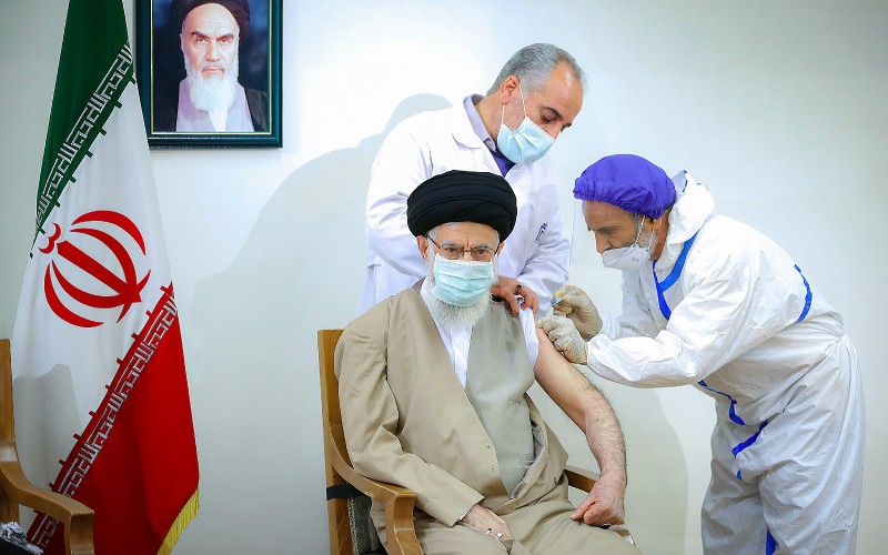 قائد الثورة الإسلامية يتلقى الجرعة الأولى من لقاح كورونا الإيراني