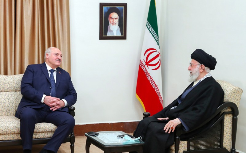 مقتطفات من كلام الإمام الخامنئي في لقاء مع رئيس جمهوريّة بيلاروسيا