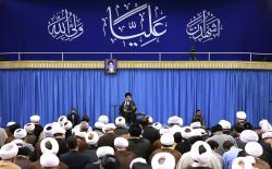 الإمام الخامنئي يؤكد على أهمية وحدة القلوب ووحدة قوى البلاد في وصيته إلى الرئيس السابق