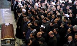 الإمام الخامنئي يؤم الصلاة على جثمان الراحل حجة الإسلام والمسلمين هاشمي رفسنجاني