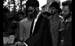 أين كان الإمام الخامنئي يوم الاستفتاء على الجمهورية الإسلامية؟