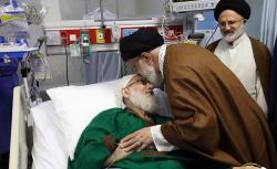 عادَ الإمام الخامنئي صباح اليوم آية الله هاشمي الشاهرودي في إحدى مستشفيات طهران