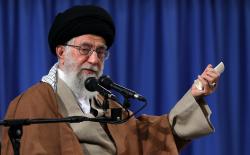 الإمام الخامنئي يكشف عن المثلث الذي وقف وراء أعمال الشغب الأخيرة في إيران