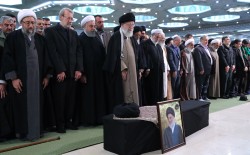 الإمام الخامنئي يؤم صلاة الميت على جثمان الراحل آية الله السيد محمود الهاشمي الشاهرودي