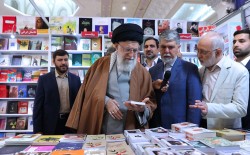الإمام الخامنئي يزور معرض طهران الدولي الثاني والثلاثين للكتاب