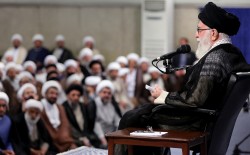 توصية الإمام الخامنئي لعلماء الدين وأئمة الجمعة حول اجتناب مجالسة أصحاب السلطة والمال