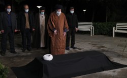 الإمام الخامنئي يؤمّ الصلاة على جثمان الراحل آية الله الشيخ محمد تقي مصباح اليزدي